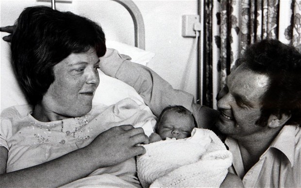 38 χρόνια πριν γεννιέται το πρώτο παιδί του σωλήνα